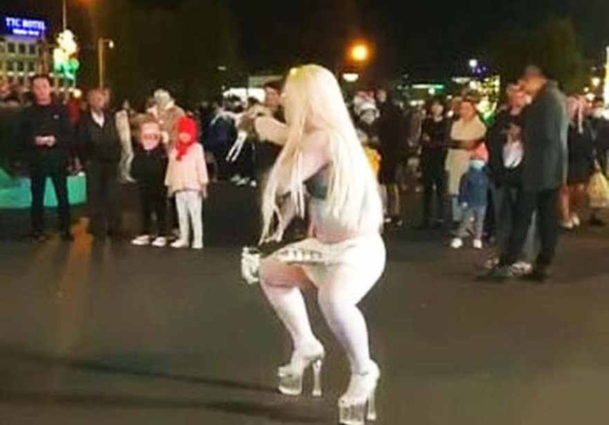 "biểu diễn thời trang" phản cảm ở phố đi bộ-ảnh chụp màn hình.