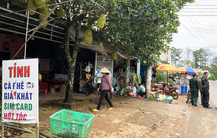 Chiếm đất công ven đường, mở quán cà phê. 