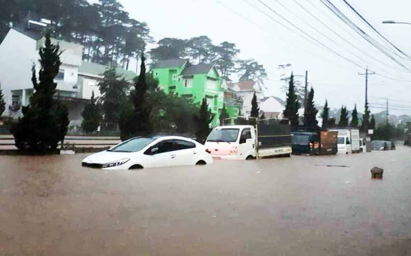Hàng loạt ô tô bị ngập, chết máy trên đường