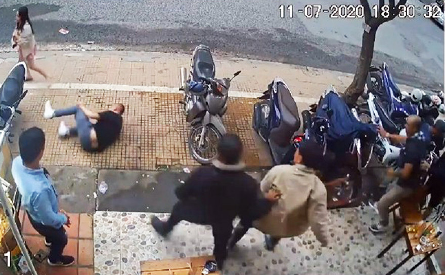 Anh Nguyên bị ngã ra đường