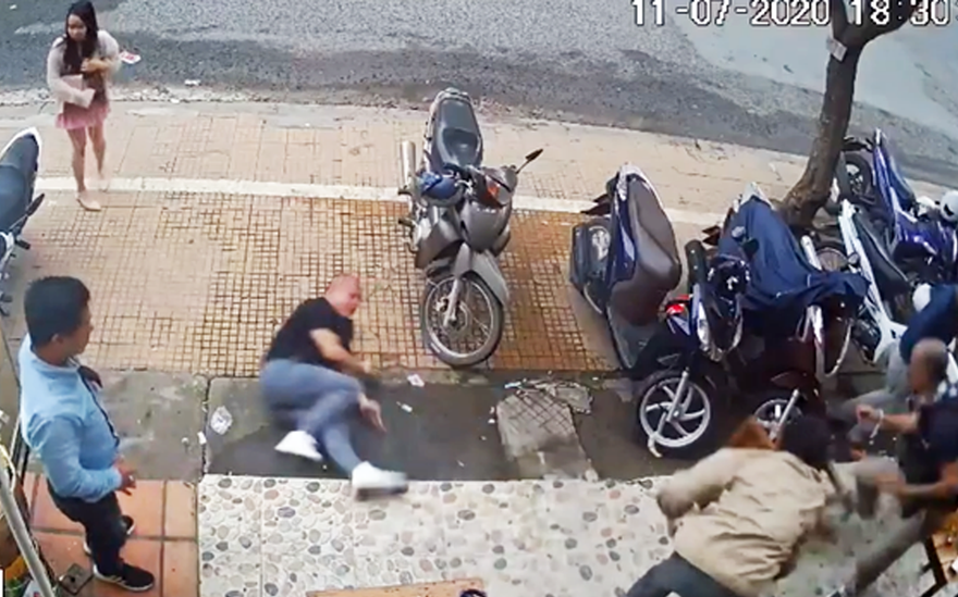 Anh Nguyên bị đánh ngã ra đường-ảnh từ camera an ninh