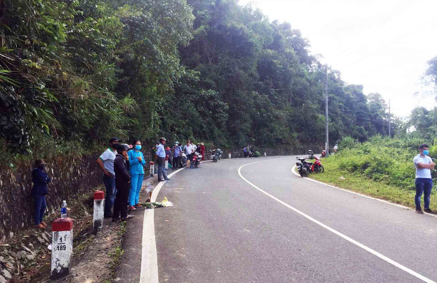 Người dân chứng kiến việc khám nghiệm hiện trường và tử thi