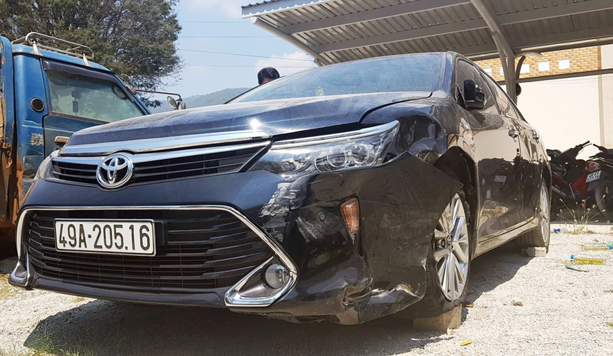 Chiếc Toyota Camry đang bị tạm giữ tại Công an huyện Đơn Dương