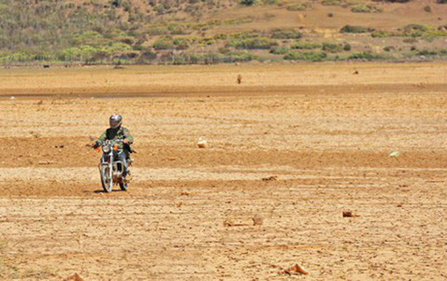 Chạy xe máy băng qua lòng hồ Đan Kia - Suối Vàng