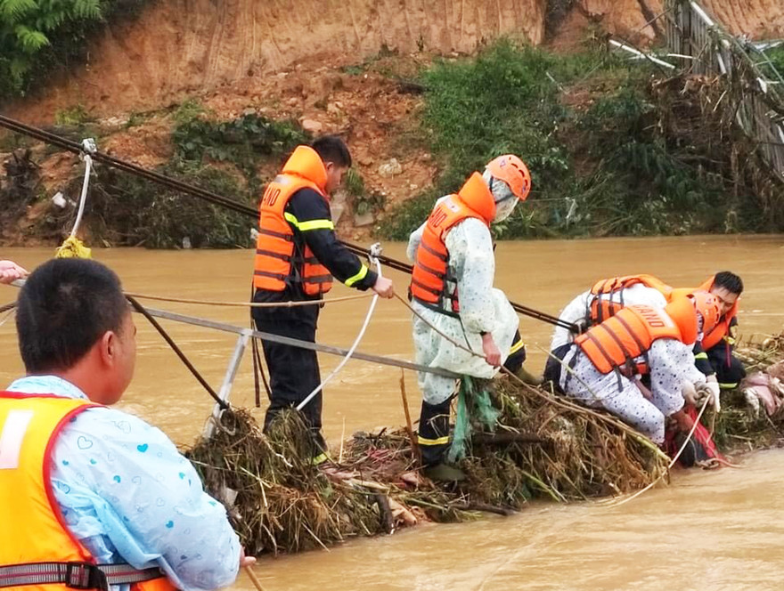 Thi thể của 2 nạn nhân được tìm thấy dưới chiếc càu treo bị sập.