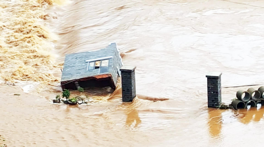 Nhà dân bị lũ kéo sập