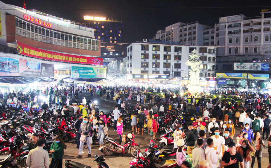 Chợ đêm Đà Lạt đông nghẹt khách dịp lễ