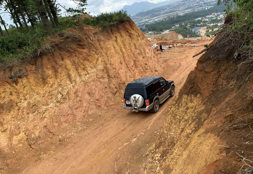 Xẻ đồi, mở đường trái phép trên đất rừng phòng hộ