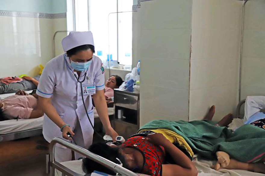 Khám cho các bệnh nhân nghi bị ngộ độc thực phẩm