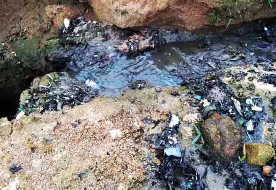 xả nước thải đen ngòm, hôi thối ra môi trường