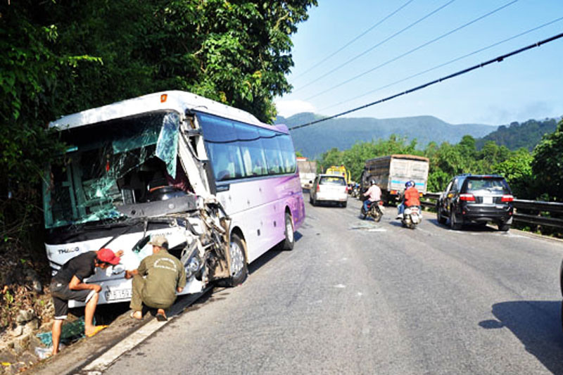 đầu xe khách bị dập nát