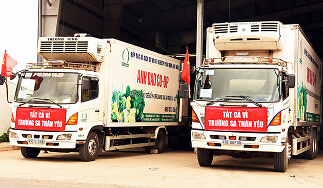 Chở quà tặng xuống cảng Cam Ranh