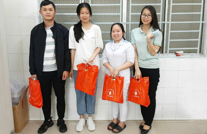 4 bạn trẻ hiến máu cứu mẹ con sản phụ giữa đêm khuya