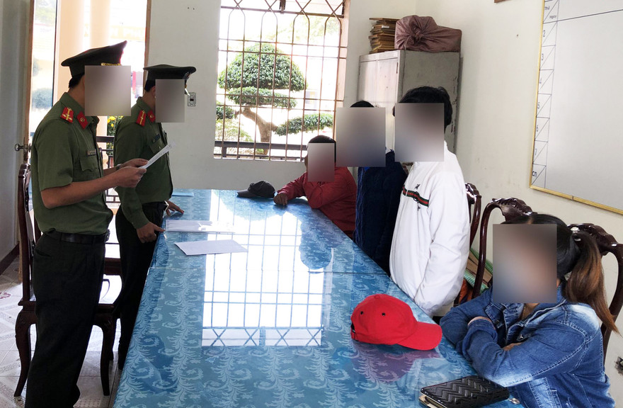 Tống đạt quyết định xử phạt vi phạm hành chính cho các học sinh.