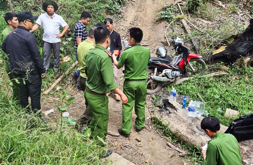 Lực lượng chức năng điều tra tại hiện trường vụ phá rừng.