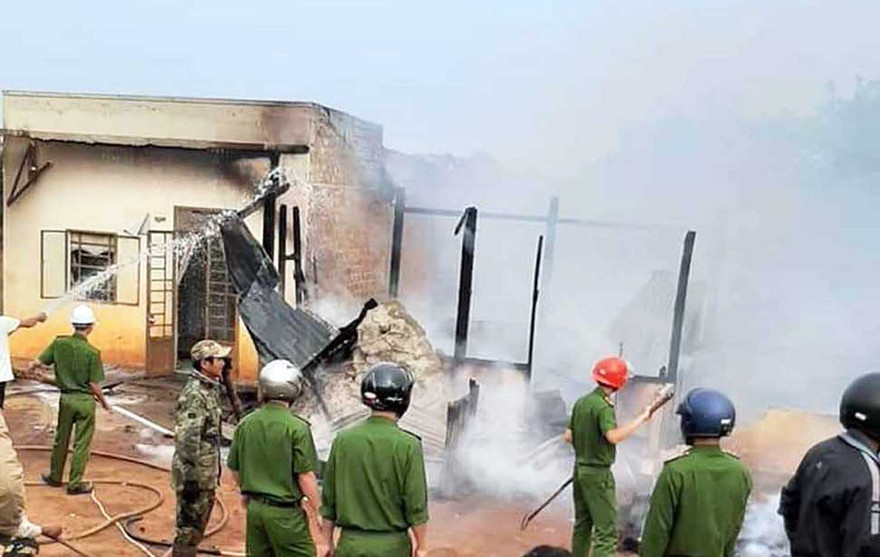 Lực lượng chức năng chữa cháy