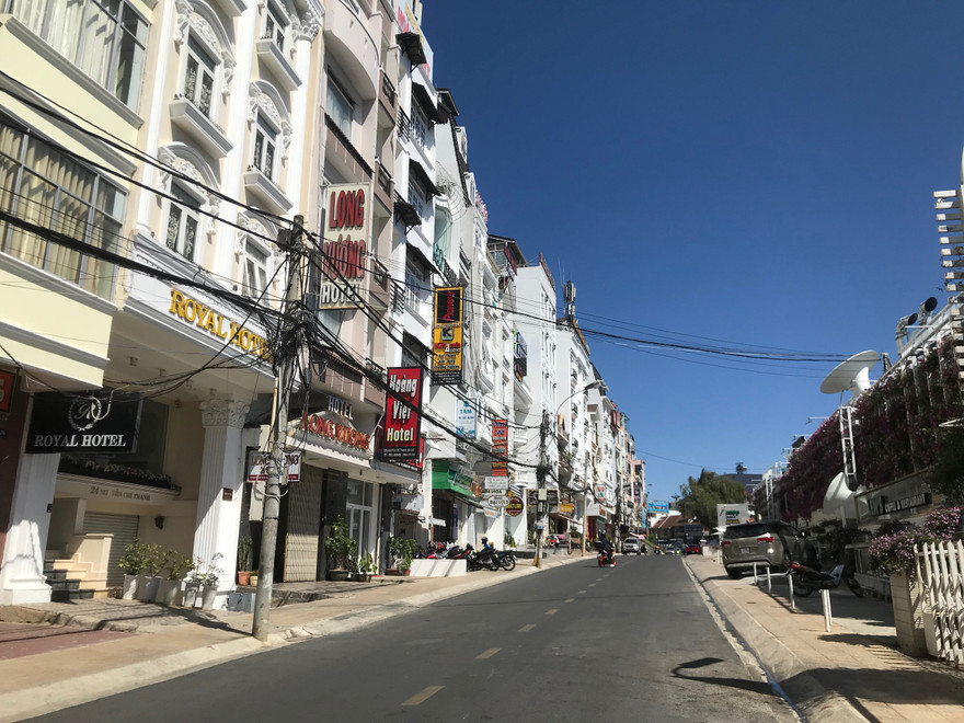 Đường Nguyễn Chí Thanh dày đặc khách sạn nhưng vắng vẻ đìu hiu