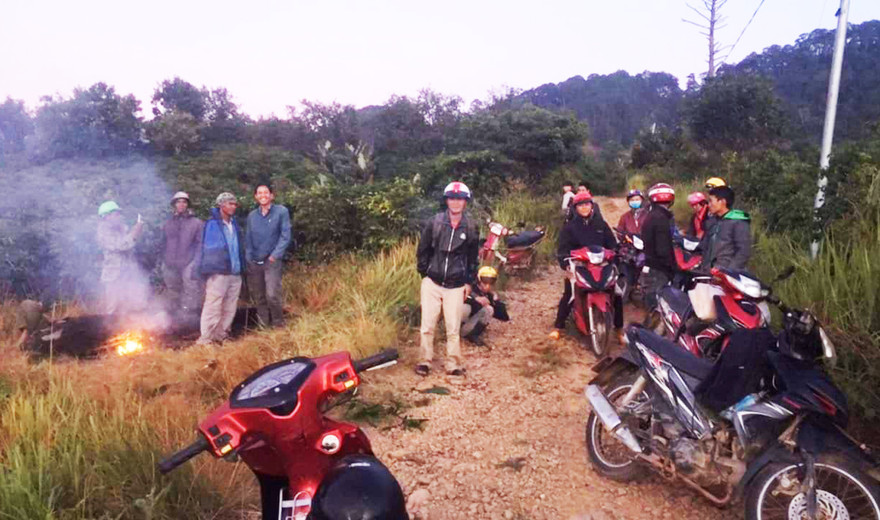 Một đoàn người tìm sâm bị chặn lại ở cửa rừng Vườn quốc gia 