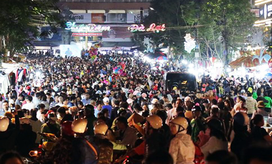 Chợ đêm Đà Lạt đông nghẹt khách
