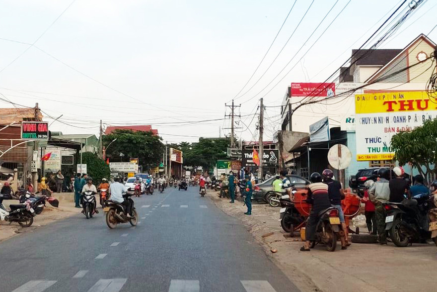 Lực lượng chức năng khám xét nhà của ông Minh