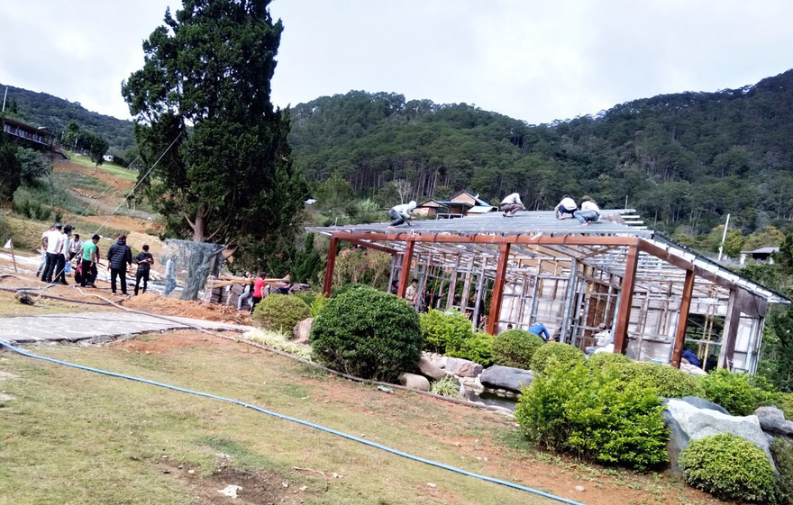 Tháo dỡ nhà xây trái phép ở 'làng biệt thự"