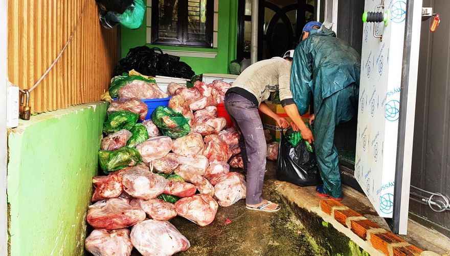 Kho thịt lợn bốc mùi hôi thối