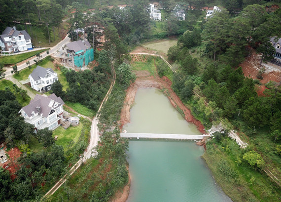 Bờ kè bê tông ảnh hưởng nghiêm trọng thắng cảnh hồ Tuyền Lâm