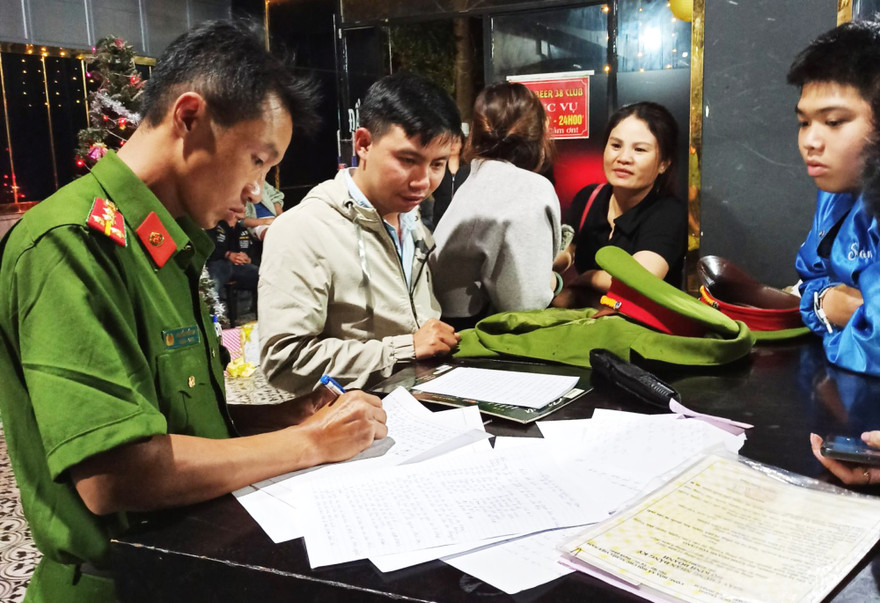 Lập biên bản vi phạm hành chính. 