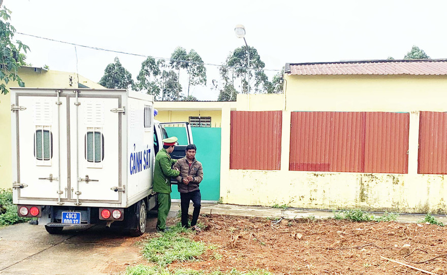 Di lý bị can về trại tạm giam.