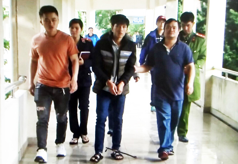 Dẫn giải Ngân đi thực nghiệm hiện trường các vụ trộm