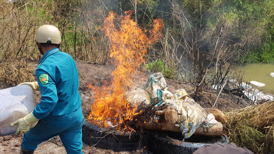 Tiêu hủy lợn chết bằng phương pháp đốt