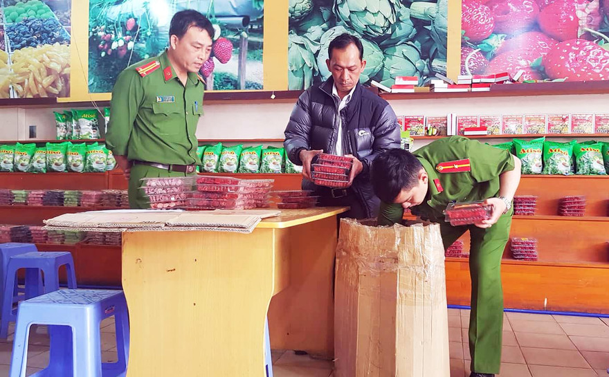 Kiểm tra, thu giữ nhiều loại mứt không có nguồn gốc, xuất xứ