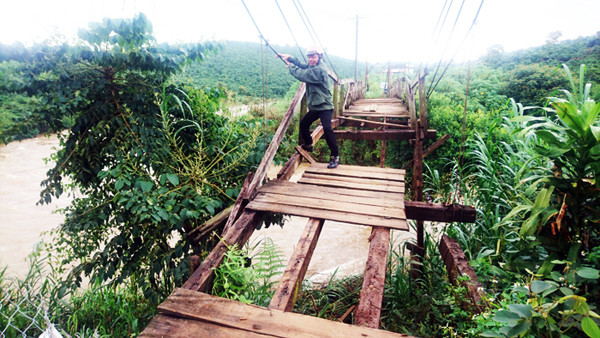 Người dân mạo hiểm bám dây cáp vượt sông
