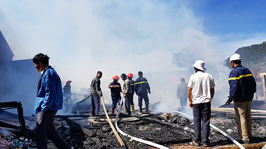 4 căn nhà cùng tài sản bên trong bị cháy rụi