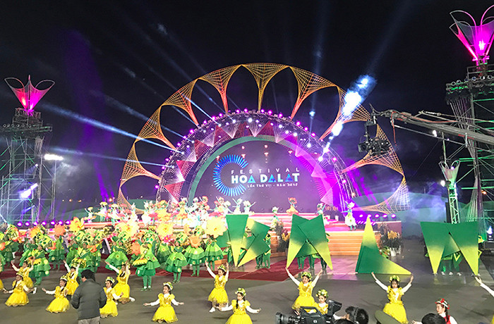 Sân khấu chính của đêm khai mạc Festival hoa 2017