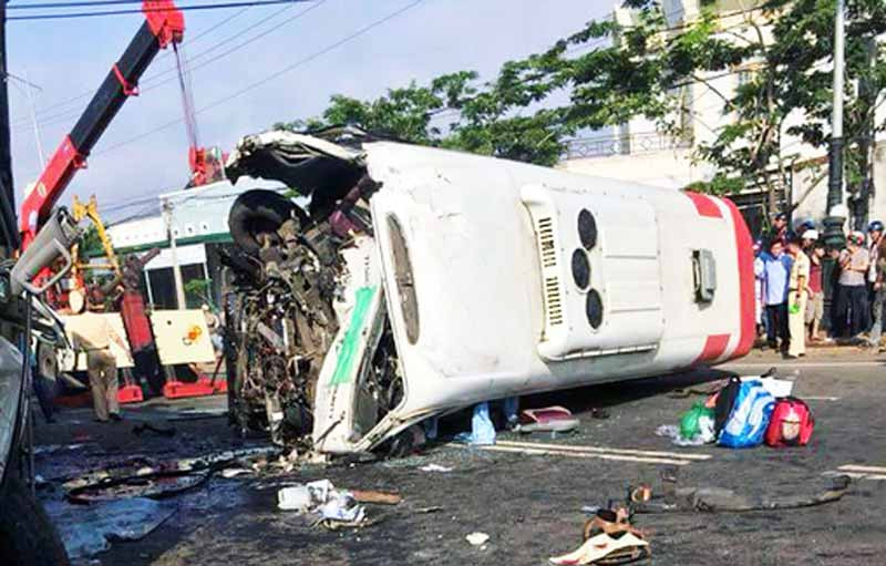 Cứu hộ chiếc xe khách bị bể nát phần đầu