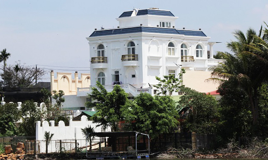 Biệt thự không phép đồ sộ của ông Phạm Văn Huyên