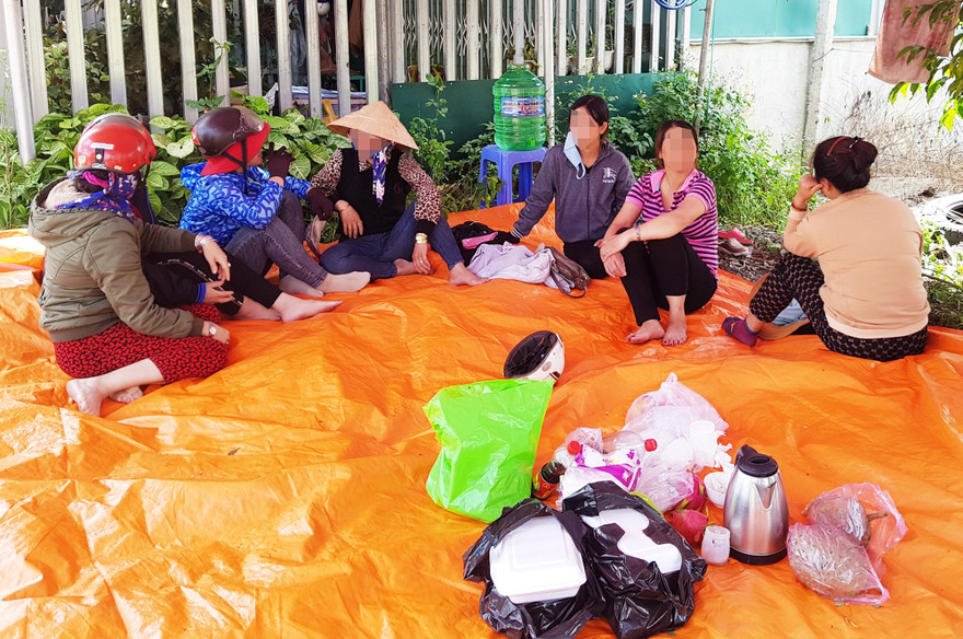 Nhiều người dựng lều ăn ngủ trước nhà chủ hụi để đòi nợ