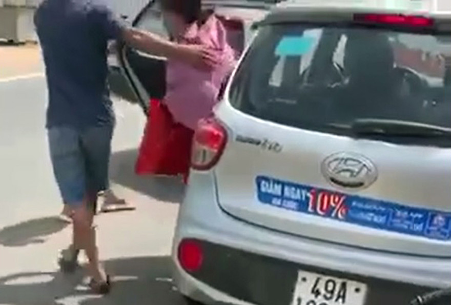 N.T.C.T (áo hồng) rời khỏi chiếc taxi