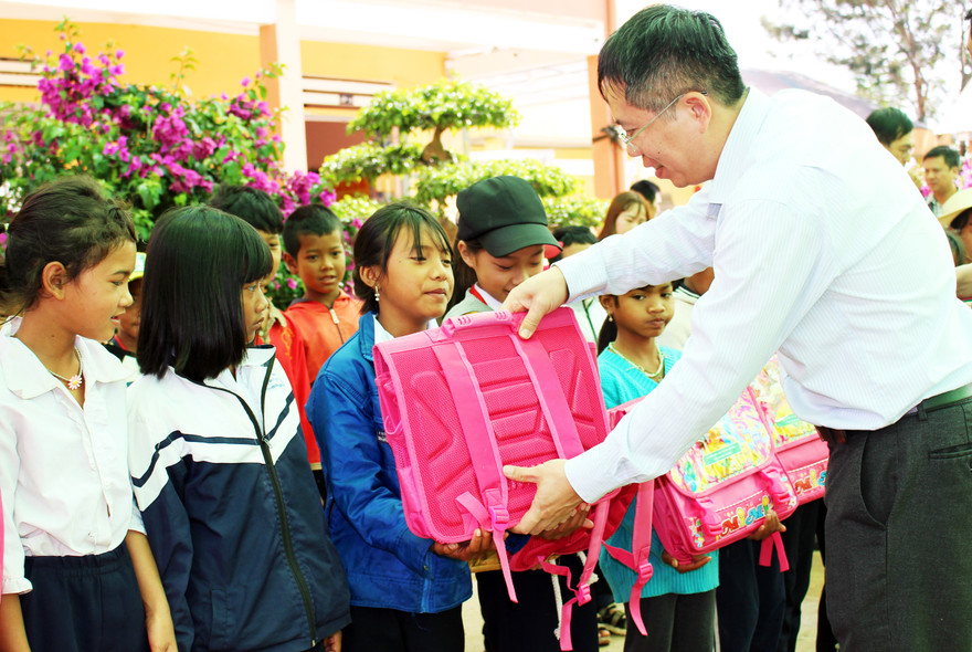 Tặng cặp sách cho HS dân tộc thiểu số vùng sâu