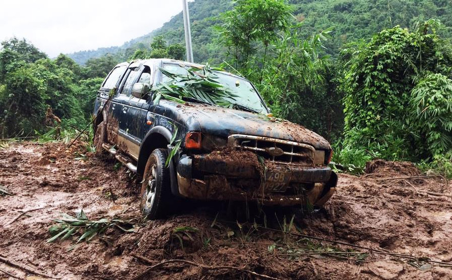 Chiếc ô tô bị đất đá :đẩy" xuống ta luy âm, vừa được lực lượng chức năng cứu hộ