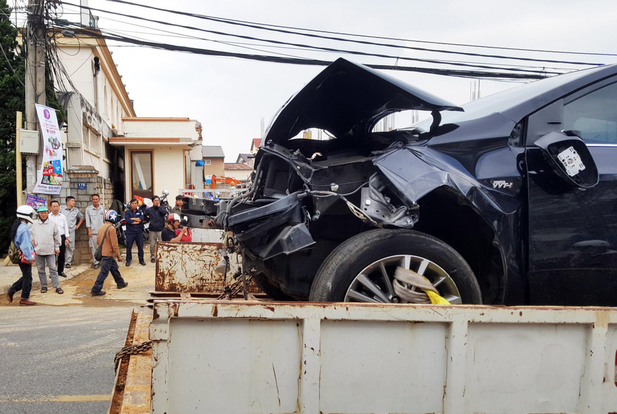 Đầu chiếc ô tô do Quốc điều khiển bị biến dạng sau tai nạn liên hoàn