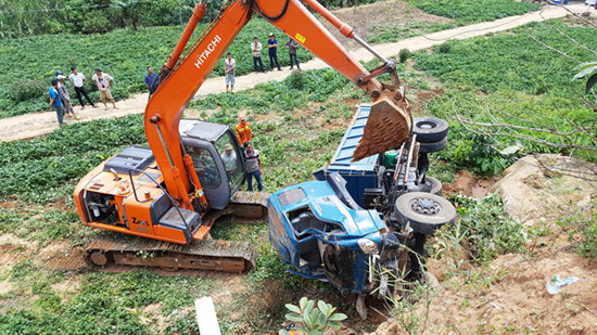 Cứu hộ chiếc xe tải bị nạn