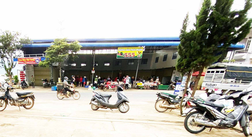 Ngang nhiên lấn chiếm lòng suối, hành lang quốc lộ làm chợ