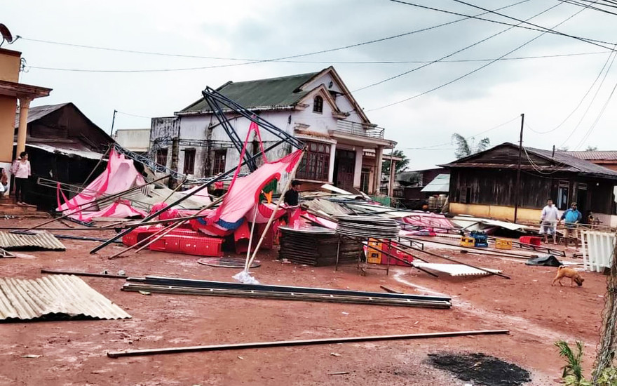 Nhà bị sập vì lốc xoáy
