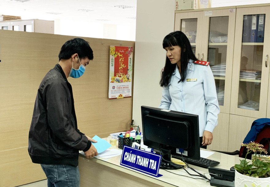 Thanh tra Sở TT-TT Lâm Đồng tống đạt quyết định xử phạt cho ông Minh