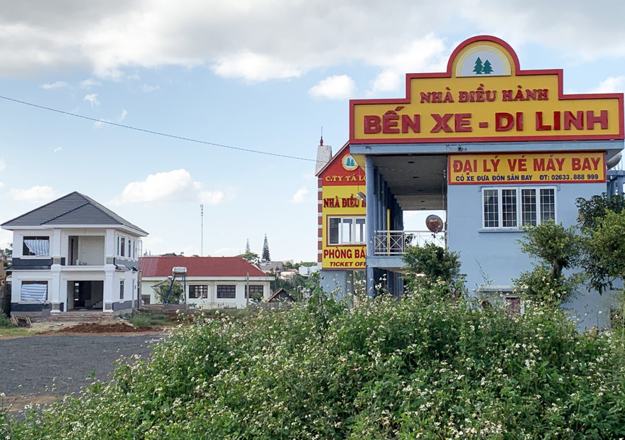 Vẫn chưa tháo dỡ căn nhà 2 tầng màu trắng xây không phép