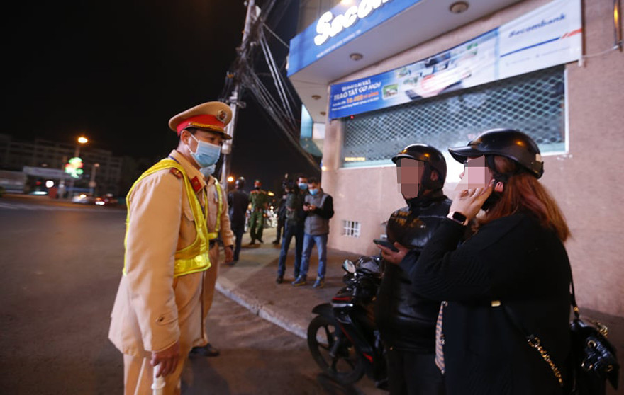 2 cô gái không đeo khẩu trang ở khu Hòa Bình