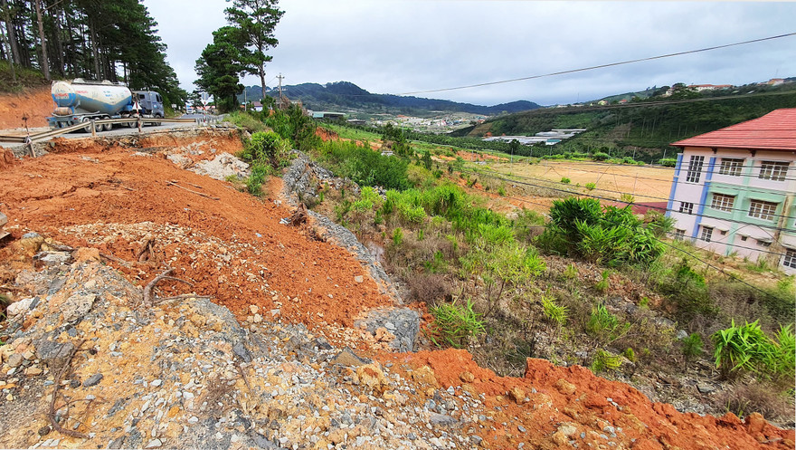Điểm sạt lở gây mất an toàn cho ngôi truòng ở phía ta luy âm