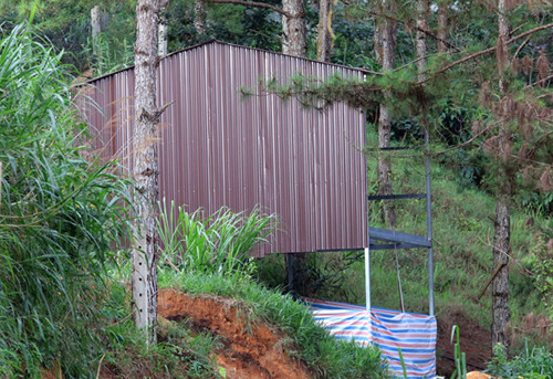 một lô đất bị lấn chiếm và cất nhà trái phép